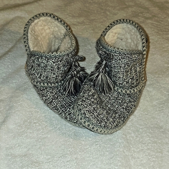 A la mode gray shimmery Slippers Booties Geometric Fleece fits Size 5 To 6. - Picture 2 of 10